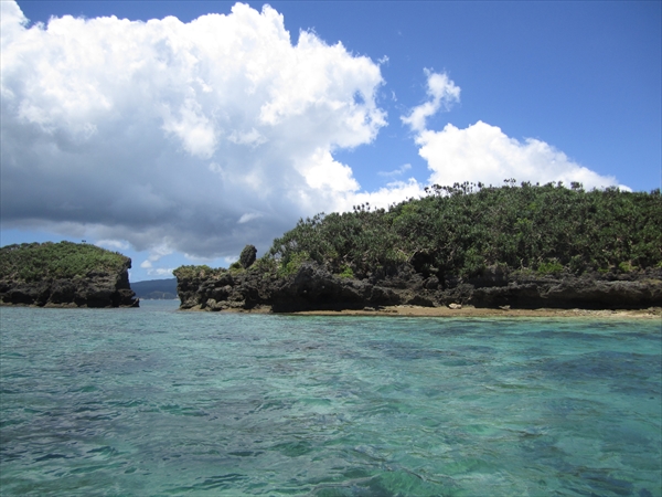 辺野古崎沖に位置する無人島、長島の写真