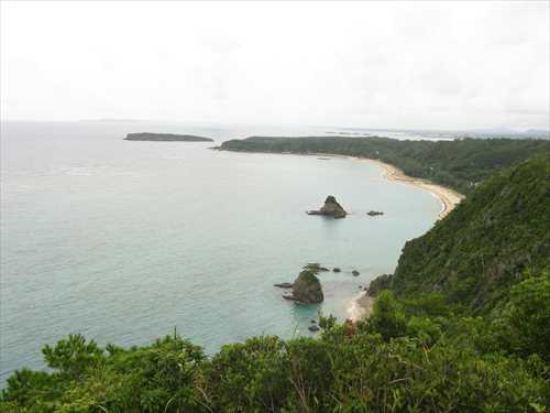 高台から見た沖縄の海と緑（写真）