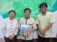 安部、稲嶺市長、東恩納市議員の三人で記念撮影