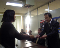 意見書を手渡している写真