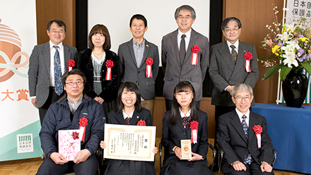 「イタセンパラかるた」で、高校生が小学生に保護の大切さを伝える