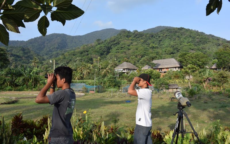 モニタリング調査するフィリピンの大学生(写真)