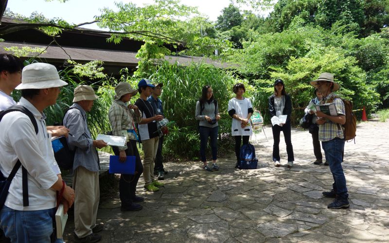 調査を終えた講師と参加者（写真）