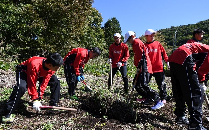 ルーヴェン高崎FCの子供たちが土地を耕す（写真）