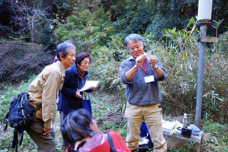 水環境調査、pH測定の様子（写真）