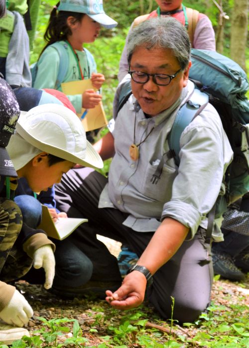 子供に説明する長浜陽介さん（写真）