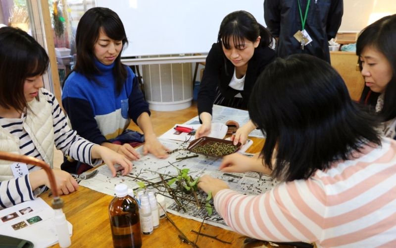 材料を刻む参加者（写真）