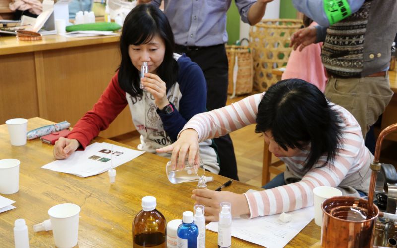 蒸留水を配合をする参加者（写真）