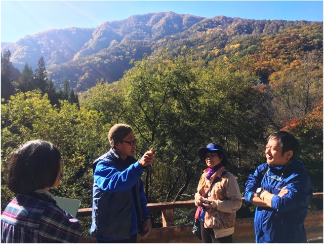 協会職員に説明する区長さん写真