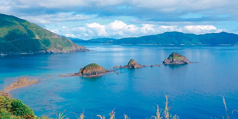 西古見集落を見守る3つの小島、三連立神（さんれんたちがみ）の写真