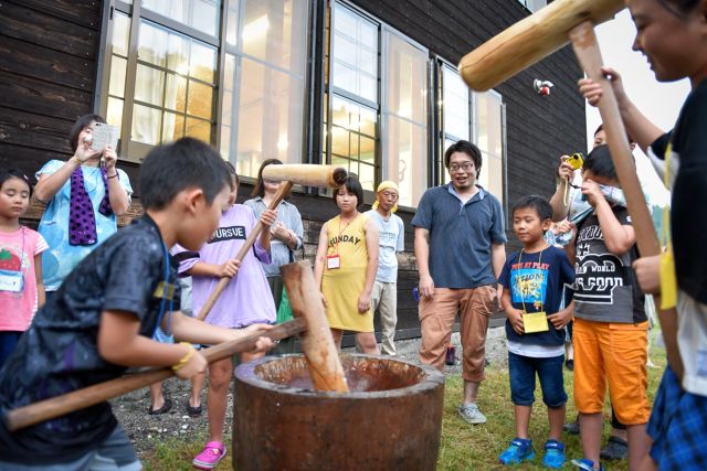 重い杵を短く持ち餅をつく子供たちの写真