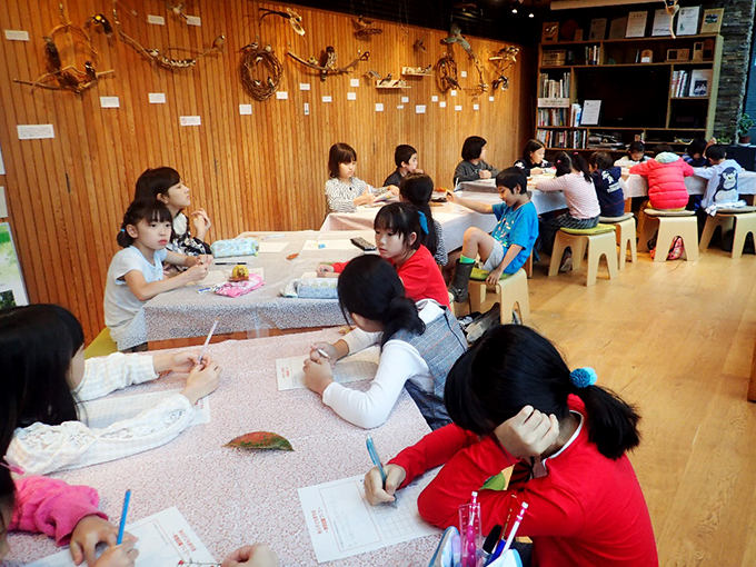 室内での作業風景、子供たち