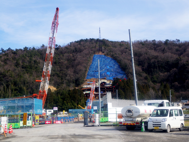 遠方から深山トンネルを撮影した写真