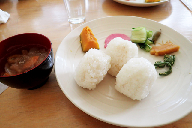 塩むすびと漬物、味噌汁の写真