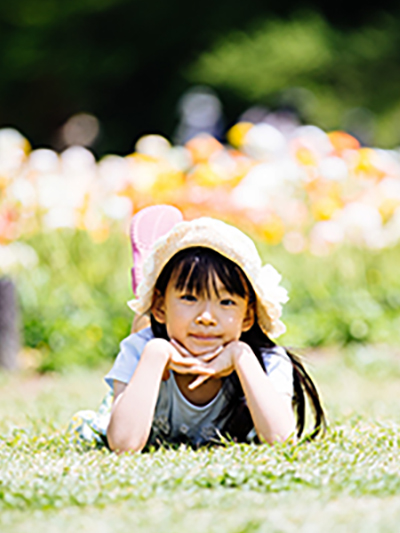 頰杖つく女の子の写真