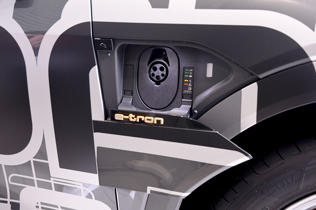 Audi e-tronの充電口