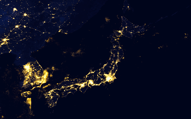 明るく光る夜の日本の衛星写真