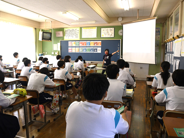 教室で講義する志村さんの写真