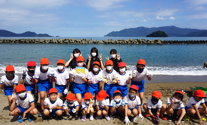 海岸清掃に参加した小学生と先生の集合写真