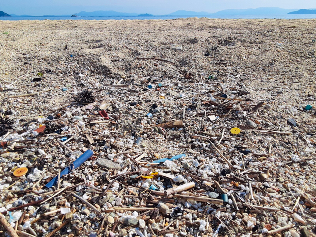 海ごみだらけの砂浜の写真