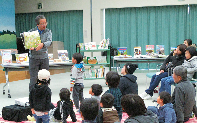 子供達に読み聞かせする様子の写真