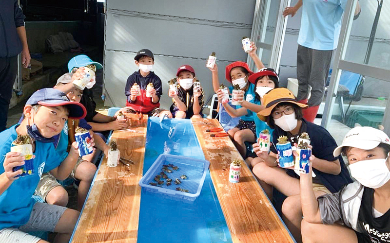 小中学生によるサンゴの苗作り体験の写真