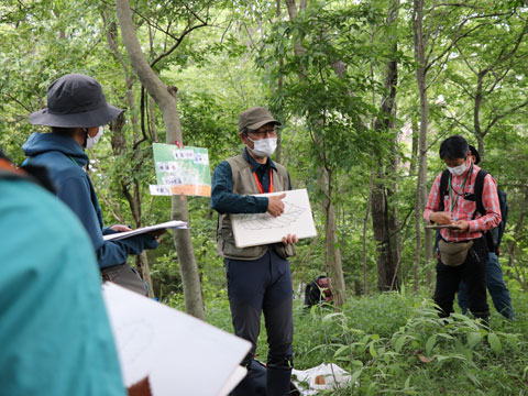 森の中での実技講習会の様子