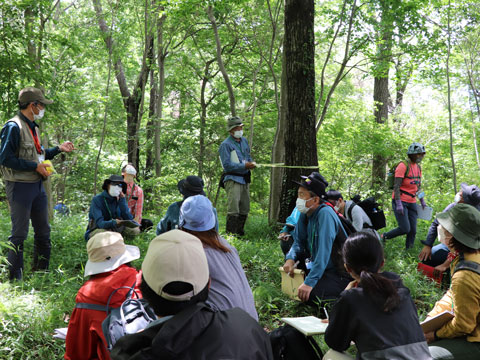 森の中での実技講習会の様子