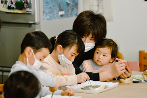 マイクロプラスチックを探す子どもの写真