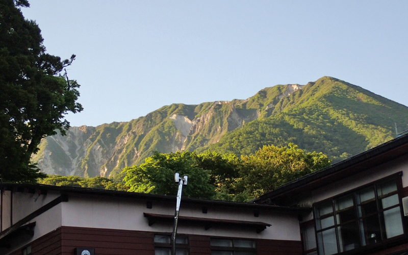 朝日を浴びる大山の写真