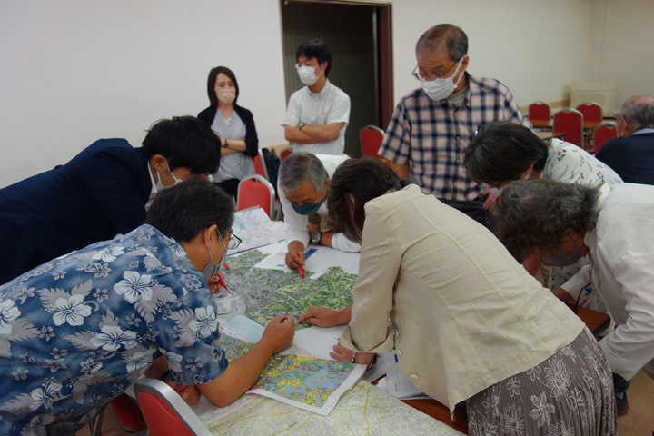 地図囲んで協議する参加者の写真