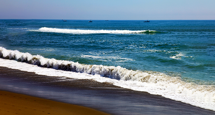 波が打ち寄せる海辺の画像
