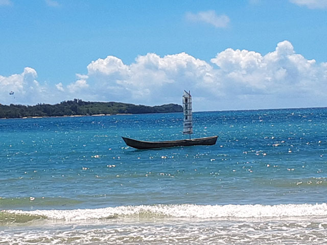 大浦湾に浮かぶサバニの画像