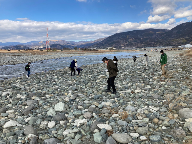 河原で石を探す参加者