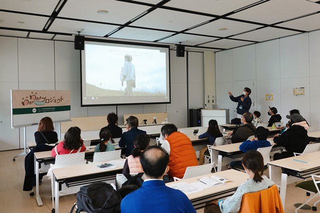 カメラの使い方を学ぶ参加者