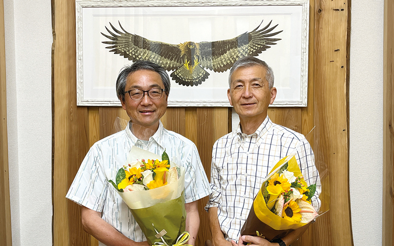 花束を持った植原さんと一寸木さんの写真