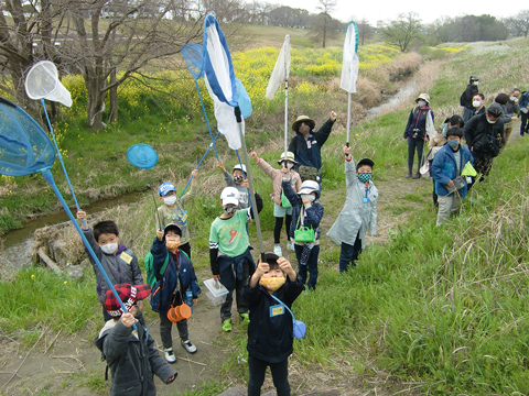 高良川で子ども学芸員の活動風景