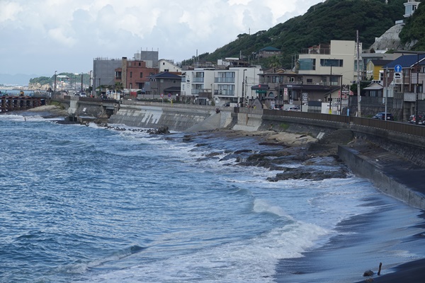 海岸の上に立つ建物の画像