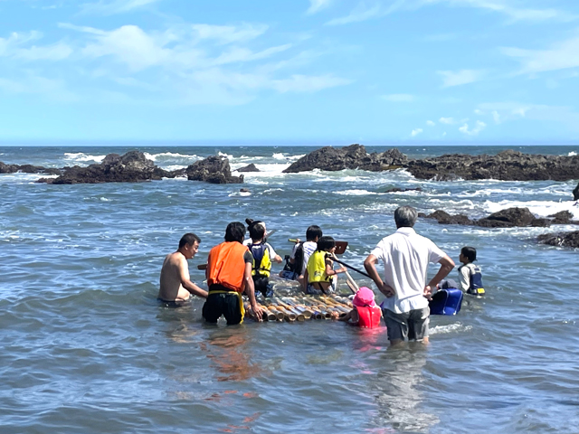 海に筏を浮かべている写真