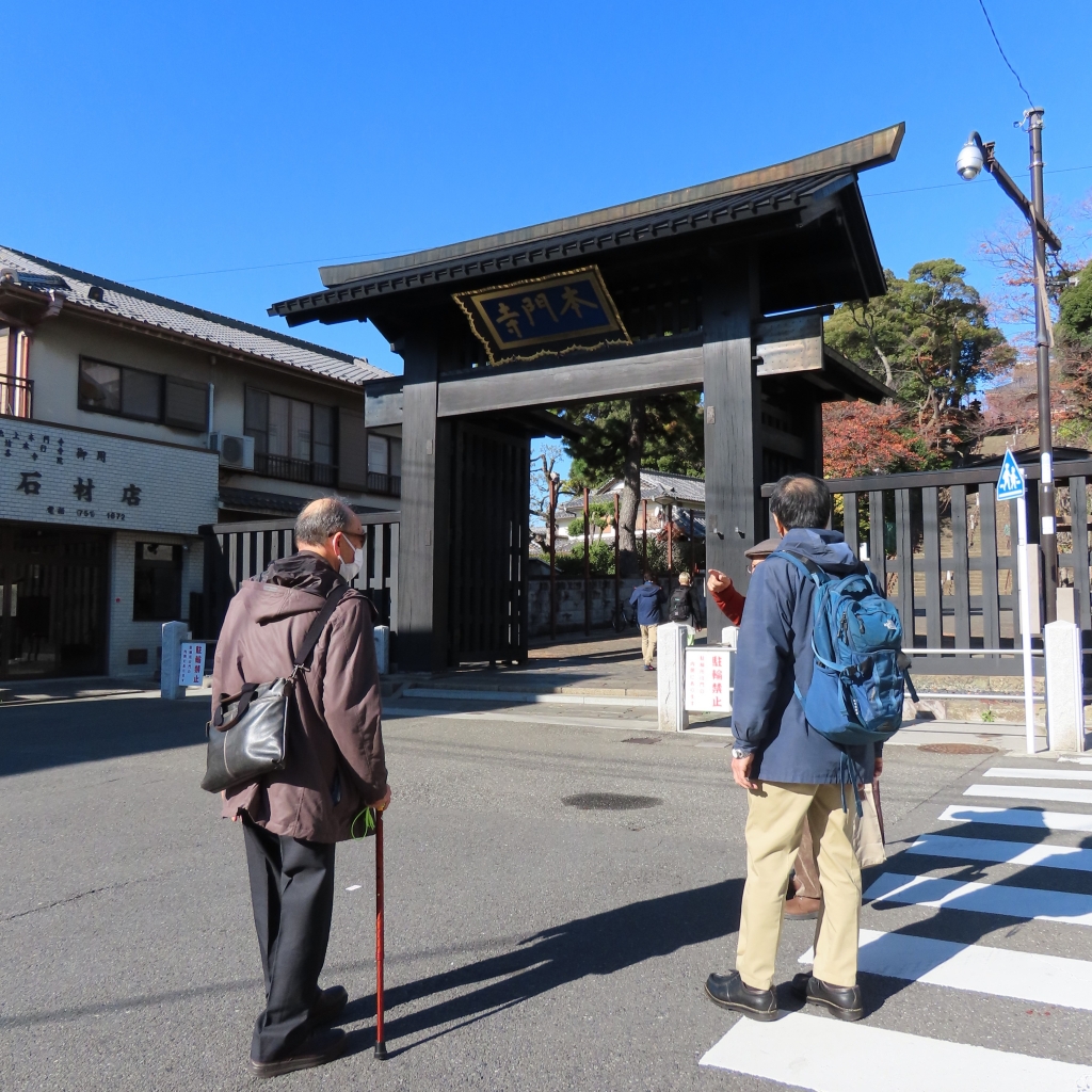 池上本門寺の前で説明を受ける風景