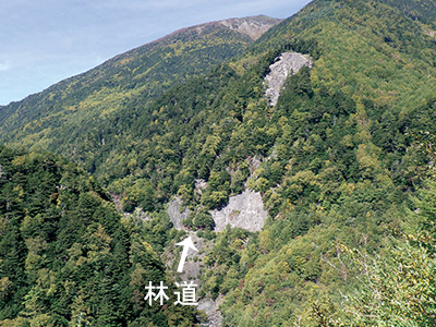 崩落した山間の画像