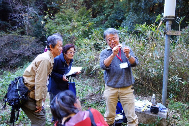 水環境調査、pH測定の様子(写真)