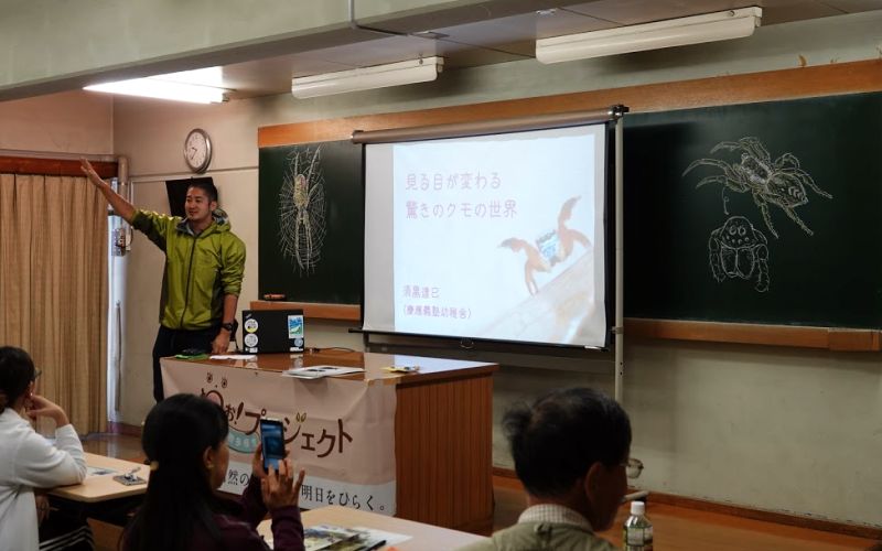 須黒講師による講義(写真)