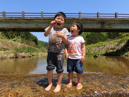川で遊ぶ子どもの写真