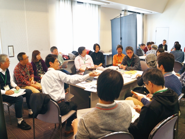 テーブルを囲む参加者、分科会の様子(写真)