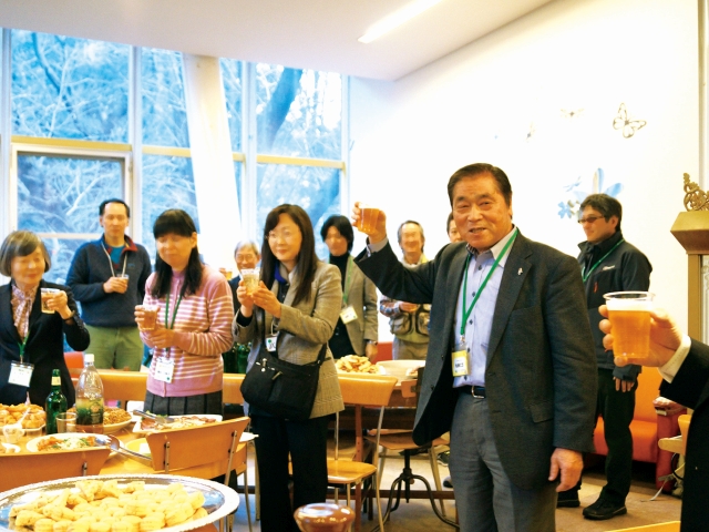 乾杯する、懇親会の様子(写真)