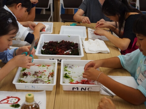 作業に熱中する子どもたち(写真)