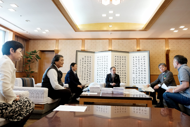 知事室で関係者が面談している写真"