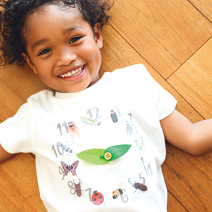 Tシャツを着ている子供の写真