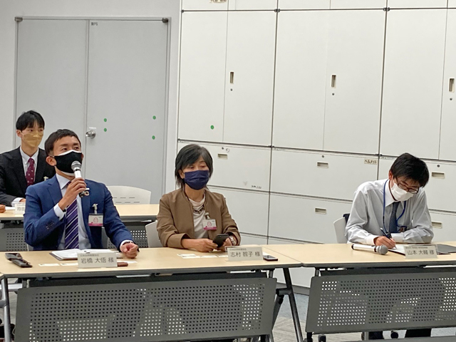 勉強会でコメントする岩橋の写真